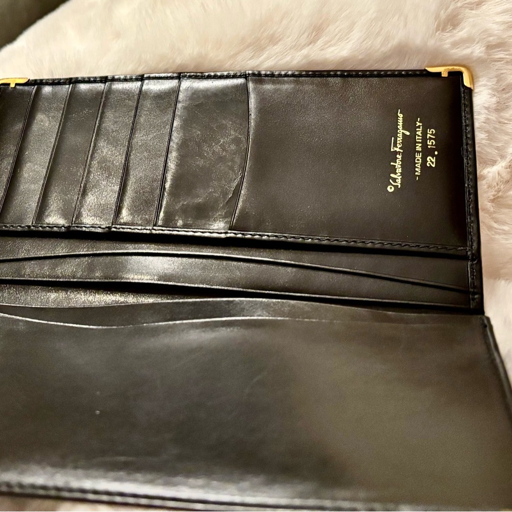 Salvatore Ferragamo Elegant Leather Wallet in Box - Picture 3 of 16